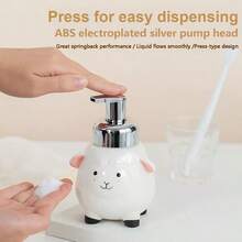 1个可爱动物造型陶瓷皂液器 - 小羊/小鸡/小牛/小狗,彩色彩绘设计,搭配塑料按压泵头,大容量,可盛装洗手液、洗洁精、沐浴露、洗发水,适用于浴室、厨房、儿童房装饰,乔迁新居、节日礼物,四季皆宜。 - 綿羊皂液器 - 查看 4