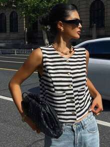 Chaleco sin mangas estilo tweed para mujer, color beige sólido, cuello redondo y botones dorados, diseño ajustado y bolsillos frontales, estilo retro casual, ideal para otoño, uso diario, salidas informales y combinaciones versátiles - Blanco y Negro - Ver 4