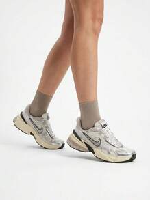 V2K Run Women's Sneakers Silver FD0736 - Blanco cumbre/Platino puro/Mineral de hierro claro/Plata metálica - Ver 1