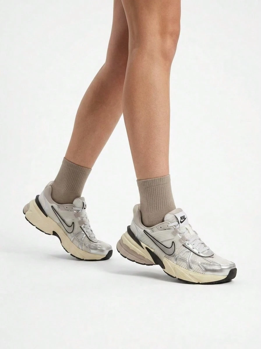 V2K Run Women's Sneakers Silver FD0736 - Blanco cumbre/Platino puro/Mineral de hierro claro/Plata metálica - Ver 1