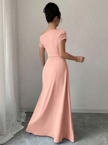 Vestido de mujer con estampado minimalista, hombro asimétrico y talle fruncido - Rosa Pálido - Ver 2