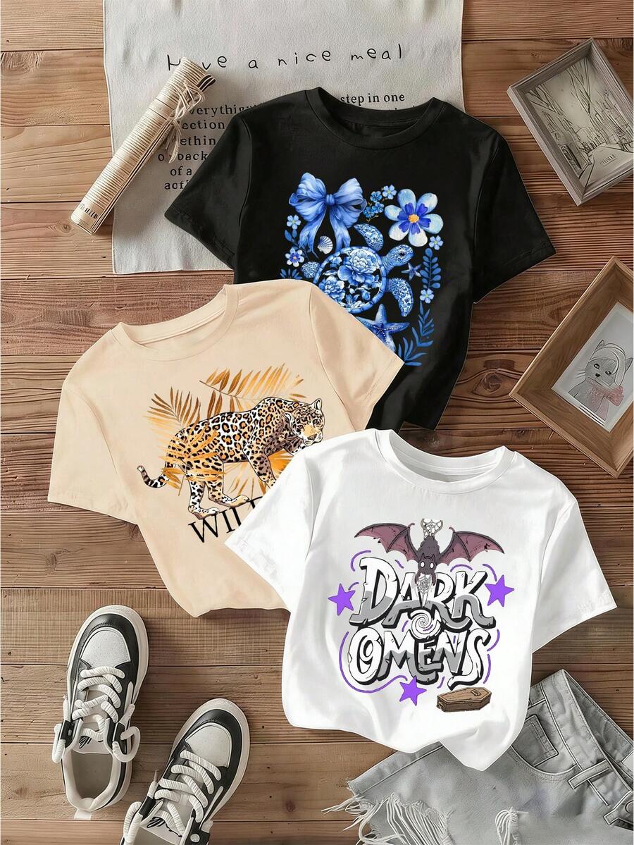 Set de 3 camisetas de mujer con transfer de tortuga floral azul, felino con hojas tropicales y letras "Dark Omens" con murciélago y estrellas moradas. - blanco+negro+hueso - Ver 1
