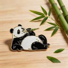 1枚可爱俏皮熊猫胸针，卡通锌合金徽章，可爱动物饰品珐琅胸针，可作为小礼物送给朋友和同事。 - 彩色 - 查看 7