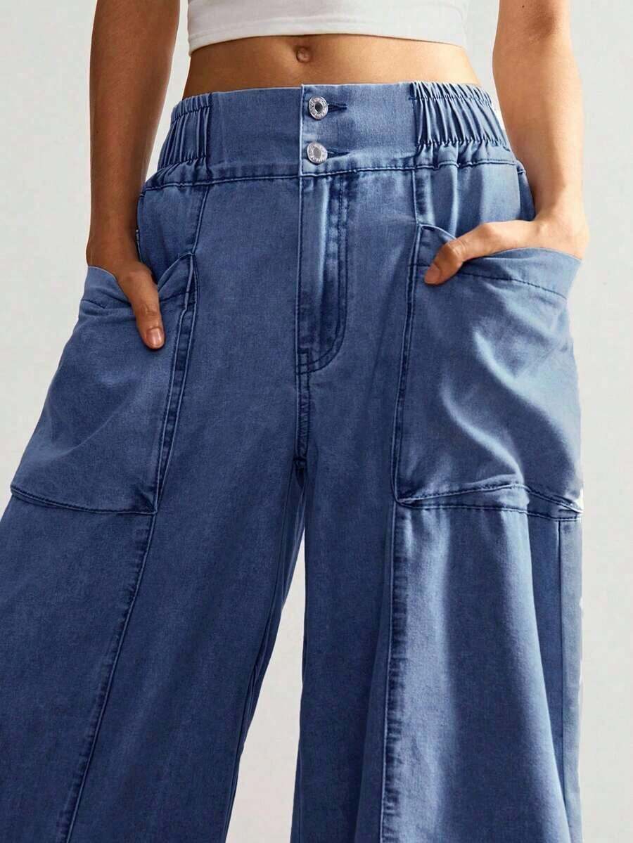Versátiles y modernos, estos jeans cargo de pierna ancha combinan el estilo urbano con la comodidad que necesitas.El corte holgado favorece cualquier tipo de figura, mientras que los bolsillos laterales le dan un toque práctico y streetwear.El lavado claro es ideal para combinar con tops cortos, camisetas o sudaderas. - Azul lavado medio - Ver 1