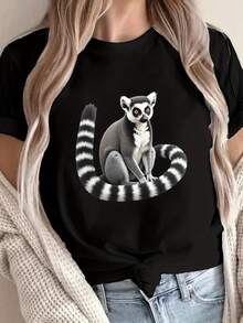 Camiseta de cuello de tripulación de manga corta con una ilustración realista de un lémur de cola de anillo, perfecta para la primavera y el verano, diseñada para mujeres - Negro - Ver 2