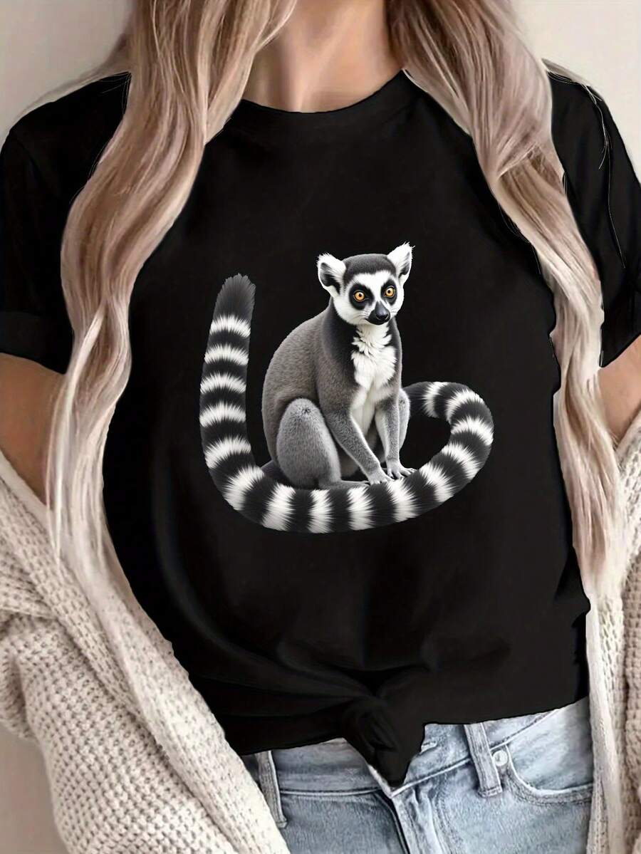 Camiseta de cuello de tripulación de manga corta con una ilustración realista de un lémur de cola de anillo, perfecta para la primavera y el verano, diseñada para mujeres