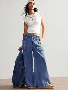 Versátiles y modernos, estos jeans cargo de pierna ancha combinan el estilo urbano con la comodidad que necesitas.El corte holgado favorece cualquier tipo de figura, mientras que los bolsillos laterales le dan un toque práctico y streetwear.El lavado claro es ideal para combinar con tops cortos, camisetas o sudaderas. - Azul lavado medio - Ver 5