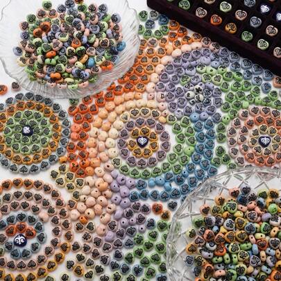 5pcs Vintage Totem Heart-Shaped Ceramic Beads, Multi-Color Print DIY Beading Accessories | Texture Heart Shape Handpainted Ceramic Decorative Beads For Bracelet, Necklace, Earring, Keychain, Suitable For & Retro Style Jewelry DIY
