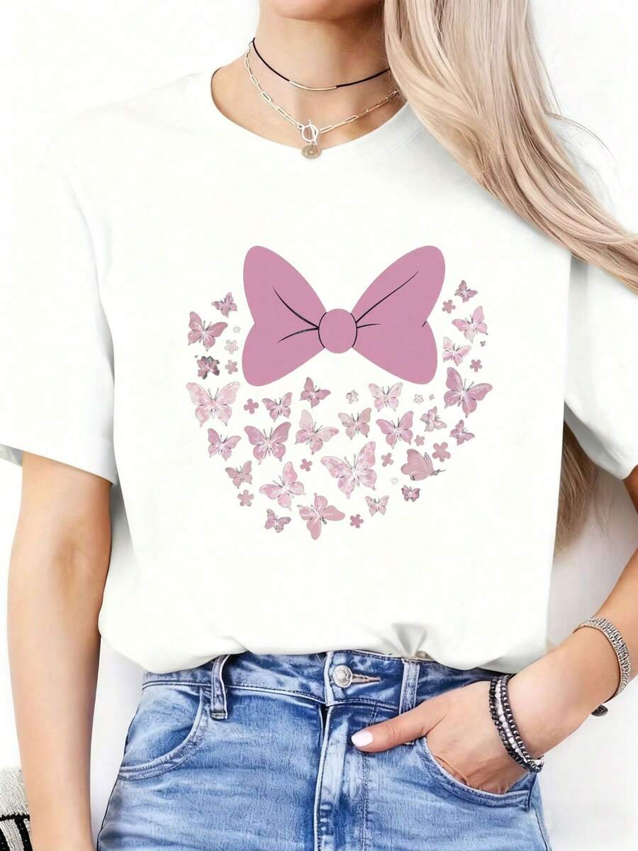 Camiseta de San Valentín para las mujeres | Negro con gran arco rosa y mariposas rosas en forma de corazón, vestido de jeans de denim azul claro, collares en capas, colgante de corazón dorado, detalle de bolsillo de denim - regalo perfecto para el día de San Valentín, el día de la madre