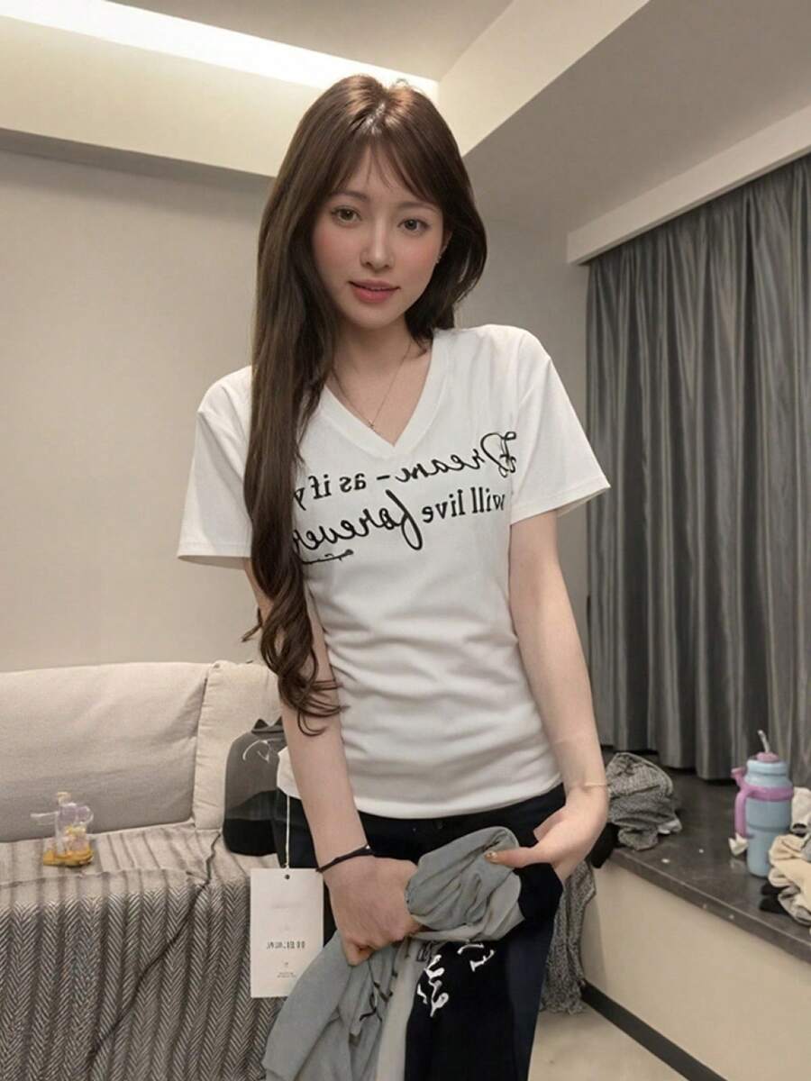 レディース 半袖 Tシャツ Vネック トップス カットソー 英字 ロゴ プリント メッセージ 筆記体 タイト スリム ウエストシェイプ 細見え 着痩せ 鎖骨見せ ボディコンシャス カジュアル セクシー きれいめ 大人可愛い 春 夏 秋 骨格ストレート 骨格ウェーブ デイリー お出かけ デート 旅行 シンプル ブラック チャコール くびれ メイク 伸縮性 ストレッチ ティーシャツ ロゴT スッキリ インナー 重ね着 10代 20代 30代 40代 韓国ファッション ストリート スポーティー 部屋着 ワンマイルウェア 涼しい 通気性 柔らかい 無地 普段使い 休日スタイル 快適 - ホワイト - チェックする 1