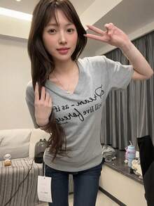 レディース 半袖 Tシャツ Vネック トップス カットソー 英字 ロゴ プリント メッセージ 筆記体 タイト スリム ウエストシェイプ 細見え 着痩せ 鎖骨見せ ボディコンシャス カジュアル セクシー きれいめ 大人可愛い 春 夏 秋 骨格ストレート 骨格ウェーブ デイリー お出かけ デート 旅行 シンプル ブラック チャコール くびれ メイク 伸縮性 ストレッチ ティーシャツ ロゴT スッキリ インナー 重ね着 10代 20代 30代 40代 韓国ファッション ストリート スポーティー 部屋着 ワンマイルウェア 涼しい 通気性 柔らかい 無地 普段使い 休日スタイル 快適 - ホワイト - チェックする 8