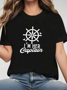 , Over D-Shirt With Classic White Steering Wheel Heart Print And I'HER Captain Text. Casual And Versatile Top, Black Short-Sleeve Round-Neck Printed-Shirt - Washable, Leisure Style, Comfortable Fit, Fashionable Design - 黑色 - 查看 2