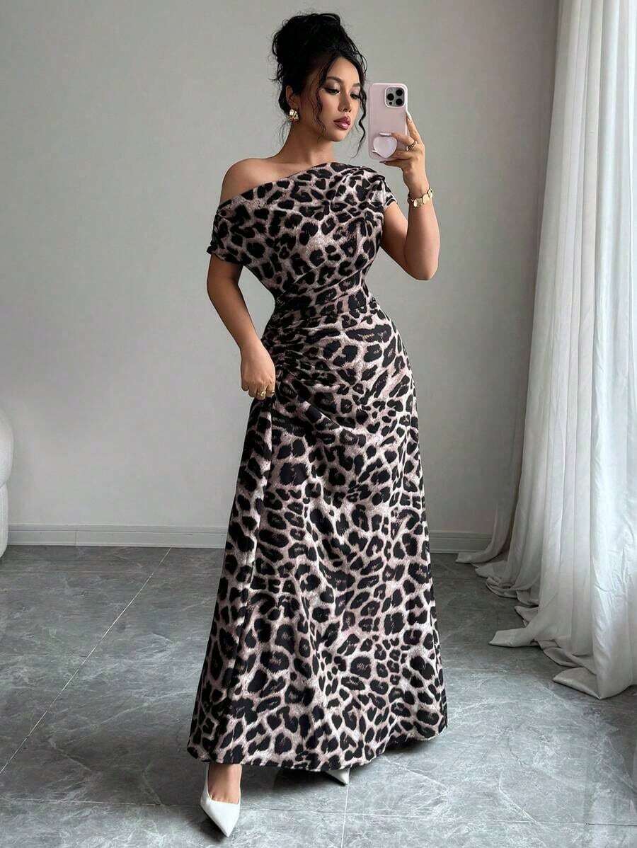 Vestido de mujer con estampado minimalista, hombro asimétrico y talle fruncido - Marrón - Ver 1