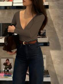 DONICY 女士纯色深V领露背长袖T恤，基础款上衣，深V百搭款式，适合春夏外出、约会、聚会、叠穿、休闲商务、居家休闲等场合穿着。 - 摩卡棕 - 查看 4