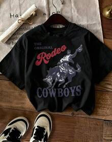 Short-Sleeved T-Shirt, Printed With A Design Of A Cowboy Riding A Horse, Combined With The Phrase "THE ORIGINAL Rodeo" And Cowboy Pants, Brown Leather Boots And A Cowboy Hat, Creating A Strong Western Cowboy Style. 100% Cotton - 黑色 - 查看 1
