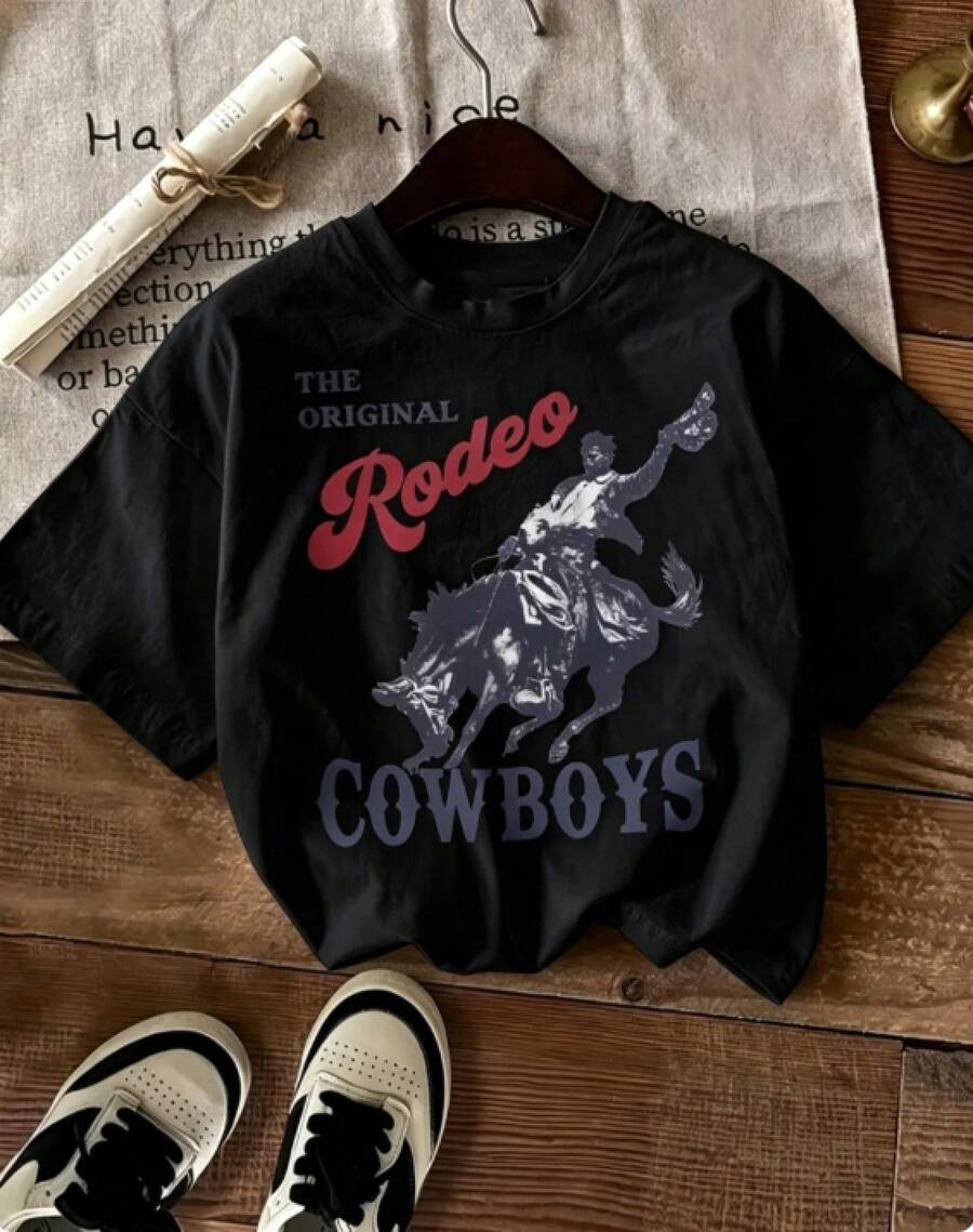 Short-Sleeved T-Shirt, Printed With A Design Of A Cowboy Riding A Horse, Combined With The Phrase "THE ORIGINAL Rodeo" And Cowboy Pants, Brown Leather Boots And A Cowboy Hat, Creating A Strong Western Cowboy Style. 100% Cotton - 黑色 - 查看 1