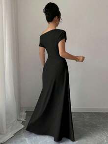Vestido de mujer con estampado minimalista, hombro asimétrico y talle fruncido - Negro - Ver 2