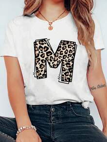 Camiseta gris sobredimensionada con estampado de leopardo 'M' & Houndstooth-como letra griega Mu (Μ) Diseño - Casual manga corta cuello redondo Top de verano para ropa de salón, entrenamientos, organizaciones de letra griega - camiseta de ajuste suelto lavable a máquina - Blanco - Ver 2