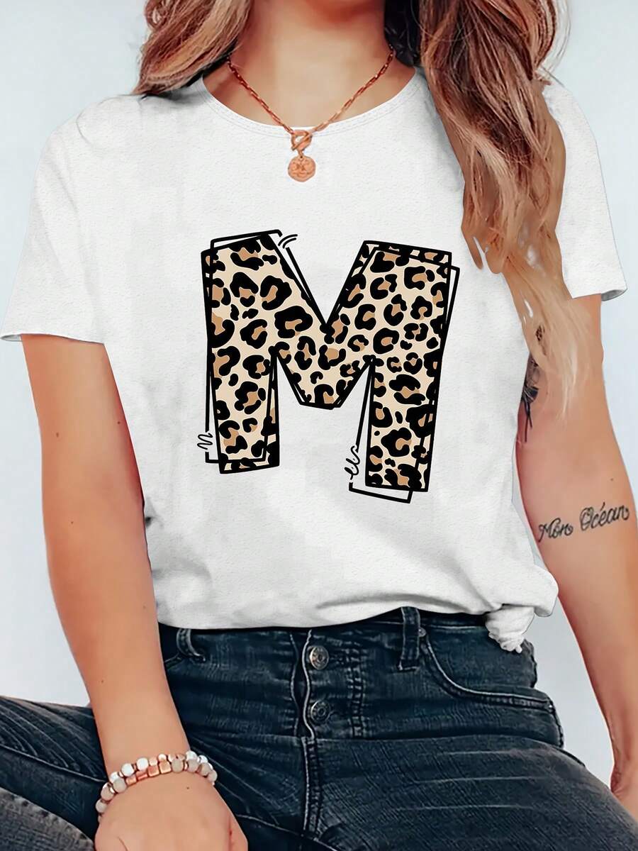 Camiseta gris sobredimensionada con estampado de leopardo 'M' & Houndstooth-como letra griega Mu (Μ) Diseño - Casual manga corta cuello redondo Top de verano para ropa de salón, entrenamientos, organizaciones de letra griega - camiseta de ajuste suelto lavable a máquina