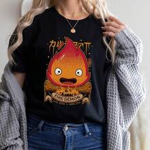 Dam-T-shirt inspirerad av karaktären Calcifer, Elddemonen, från Howls rörliga slott, för vardagslooker under vår och sommar, lös passform, lämplig för dagliga sammankomster, bekväm och stilren för alla årstider, stickad bomulls-T-shirt med grafiskt tryck, maskintvättbar - Trendiga kläder. - Svart - Visa 7