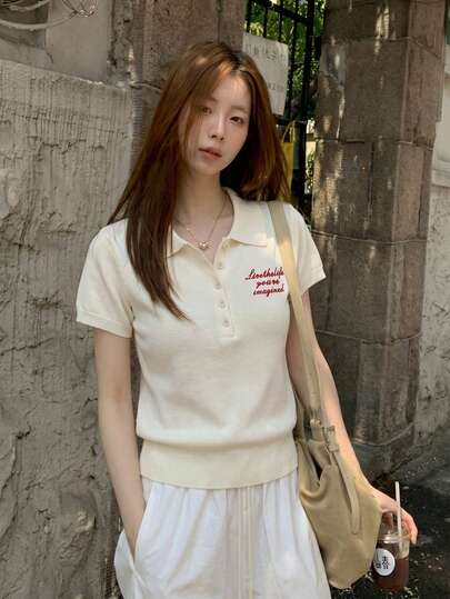 Áo kiểu nữ tay ngắn cổ polo thêu họa tiết phối màu tương phản phong cách vintage, thích hợp cho mùa hè.
