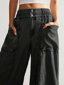 Versátiles y modernos, estos jeans cargo de pierna ancha combinan el estilo urbano con la comodidad que necesitas.El corte holgado favorece cualquier tipo de figura, mientras que los bolsillos laterales le dan un toque práctico y streetwear.El lavado claro es ideal para combinar con tops cortos, camisetas o sudaderas. - Negro - Ver 12