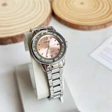 Casio 两件套女士休闲模拟手表，蓝粉双色表盘，不锈钢表带，50米防水，带日期显示，适合日常轮换佩戴，搭配不同服饰。 - 均碼 - 查看 3
