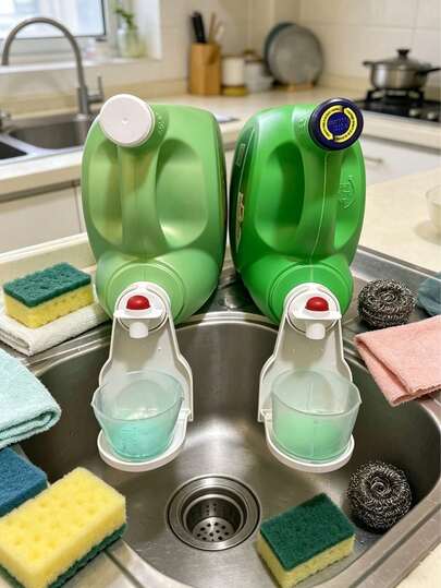 Bộ 2 giá đựng cốc và bình phân phối nước giặt, không còn lo lắng về việc nước giặt bị đổ ra ngoài hay rò rỉ, giúp máy giặt, máy sấy và sàn nhà giặt luôn sạch sẽ và gọn gàng, phù hợp với hầu hết các loại chai.