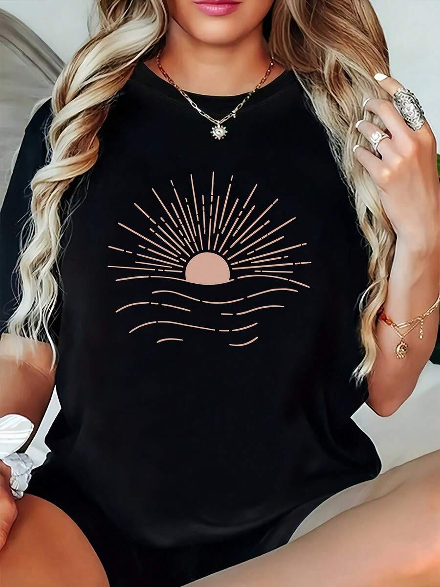 Tamaño más grande, camiseta de gran tamaño, atmósfera relajada con olas del océano y luz de la mañana, impresión de la salida del sol de arte de línea. camiseta impresa de cuello redondo de manga corta negra - lavable en máquina, estilo casual, ajuste cómodo, vestir de verano, diseño de moda, versátil