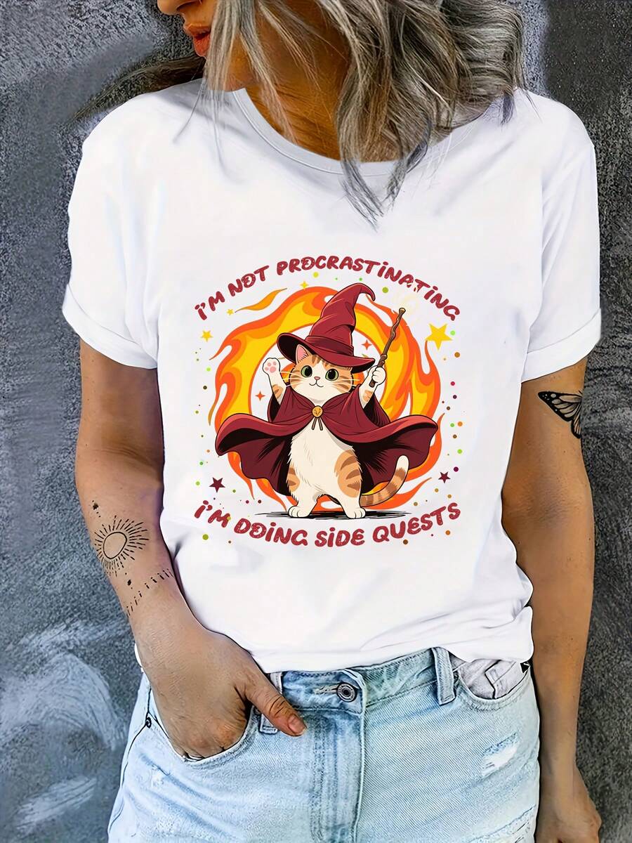 Camiseta gráfica casual de mujer - "No estoy predicando, estoy haciendo misiones laterales" Camiseta gráfica de bruja, manga corta suave y transpirable con cuello de tripulación, perfecta para primavera y verano, ropa casual | Camiseta con impresión juguetona | Ajuste cómodo, para Halloween