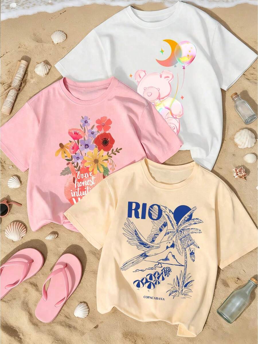 Set de 3 camisetas de mujer con transfer de oso con globos, ramo multicolor y diseño costero RIO, con luna, flores rojas amarillas moradas, ave azul, palmeras y letras grandes. - BLANCO+HUESO+PALO DE ROSA - Ver 1