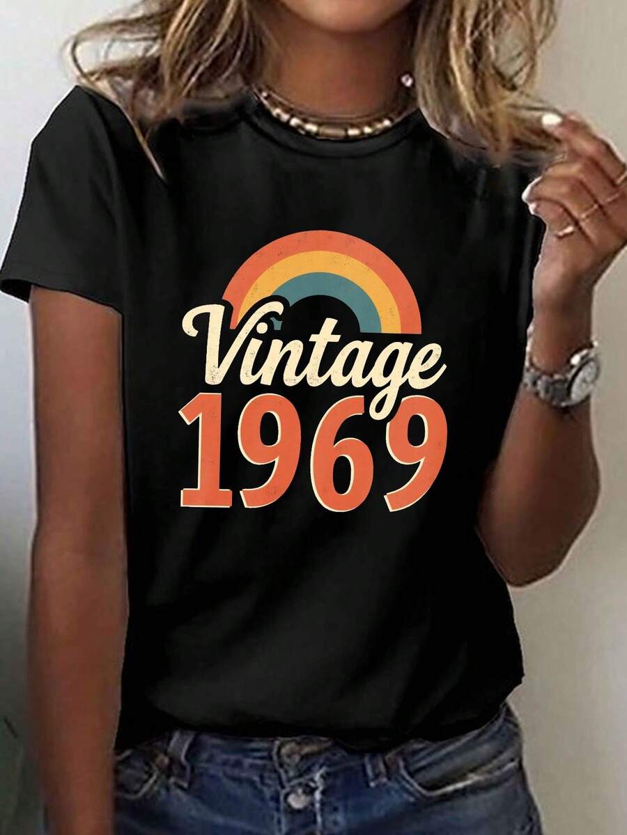A Casual Short-Sleeved Crew Neck T-Shirt With A Vintage Design Featuring A Rainbow And The Year 1969, Perfect For Women's Spring And Summer Fashion. - 黑色 - 查看 1