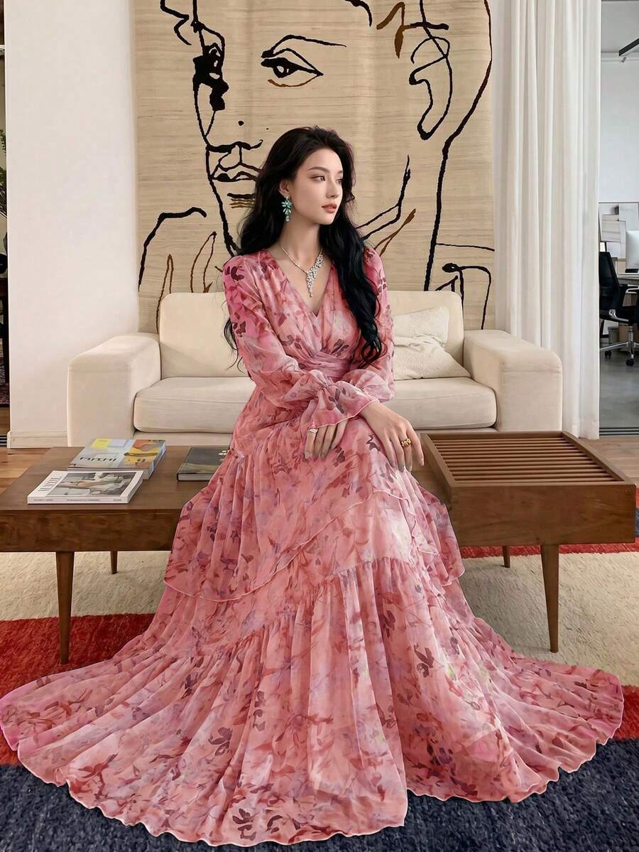Vestido largo casual de línea A para mujer, estampado floral, cuello en V, manga larga, bajo con volantes en capas, cintura ajustada, tela tejida rosa elegante para vacaciones - Rosado Sandía - Ver 1