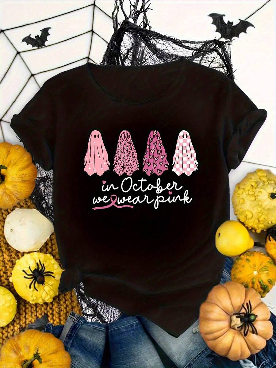 Camiseta de Halloween para mujeres con un diseño que dice 'En octubre usamos rosa', adornada con un motivo fantasma rosa. Este top de otoño casual en negro es perfecto para fiestas y es lavable en máquina, por lo que es una elección elegante para ocasiones festivas
