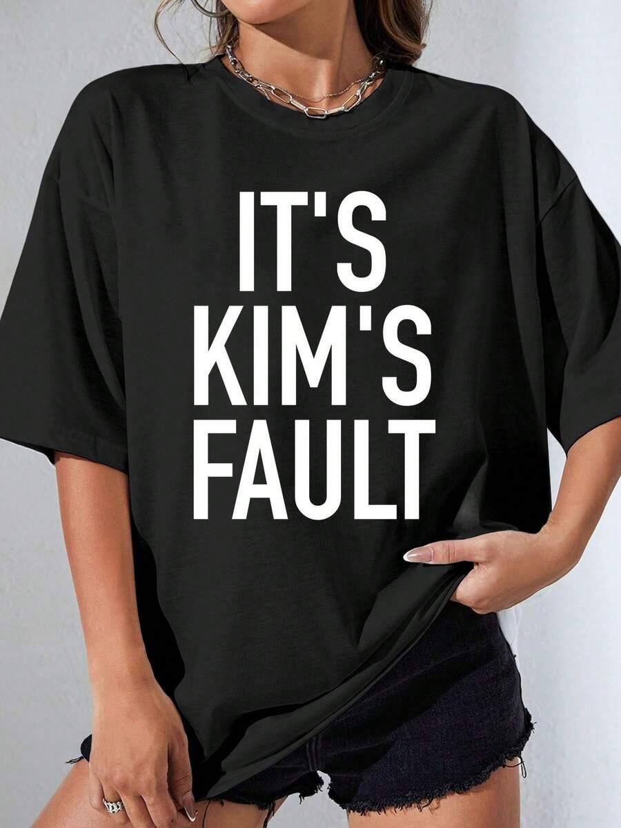 IT'S_KIM'S_FAULT mujer divertido mamá camiseta - suave transpirable de manga corta blusa de cuello redondo con humorista "Es culpa de Kim" impresión, suelto ajuste casual y fiesta de vestir, regalo de toda la temporada (negro/blanco) - máquina lavable cómodo diario Top