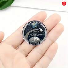 Broche conmemorativo de acero inoxidable de la misión espacial Artemis II, la talla grande lejana del ser humano desde la Tierra en 2026 abril, con diseño de la Tierra, la Luna y un satélite, recuerdo de la misión espacial, insignia coleccionable para entusiastas del espacio, astronautas y aficionados - A - Ver 3