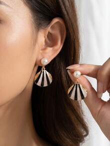 1 Pair Women's Faux Pearl Earrings With Striped Shell Pendant, Minimalist Elegant Suitable For Teenage Girls, Colorful Oil Drop Stainless Steel Earrings, Ocean Beach Design Exaggerated Earrings Suitable For Daily Wear, Beach Vacation And Parties, Retro Casual Bohemian Style Fashion Accessories, Unique Stainless Steel Ladies Earrings That Won't Cause Allergies - Gold - View 2