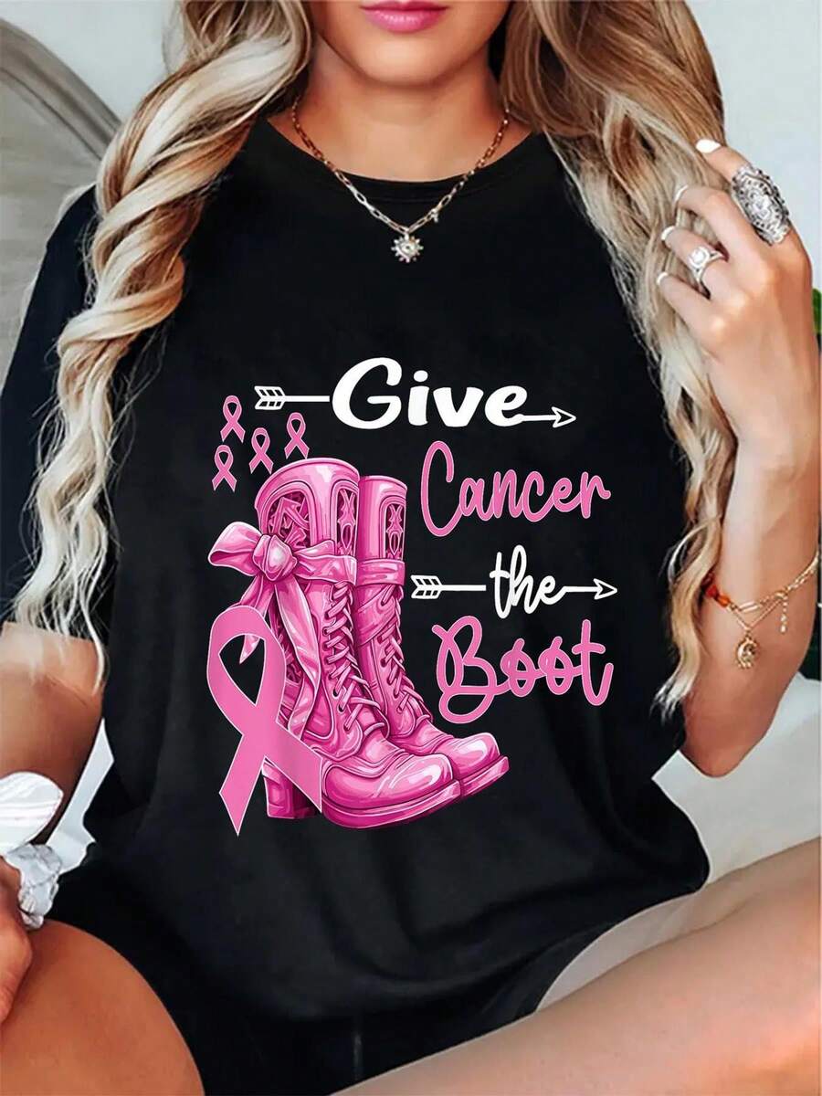Kick Cancer to the Curb: Una camiseta gráfica de conciencia sobre el cáncer de mama con un diseño de cinta rosa y bota de vaquero, perfecta para la primavera y el verano. Lavable en máquina, ideal para eventos de caridad, paseos de apoyo