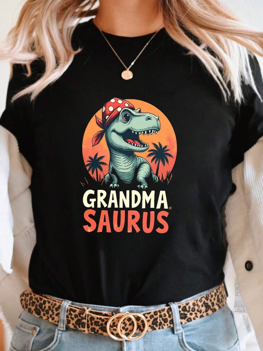 Funny GrandmaSaurus Dinosaur Print Women's T-Shirt - Short Sleeve Crew Neck Casual Top With Comfortable Medium Stretch Fabric For Casual Wear, Gifts For Moms And Grandmas (Regular Fit) - 黑色 - 查看 1