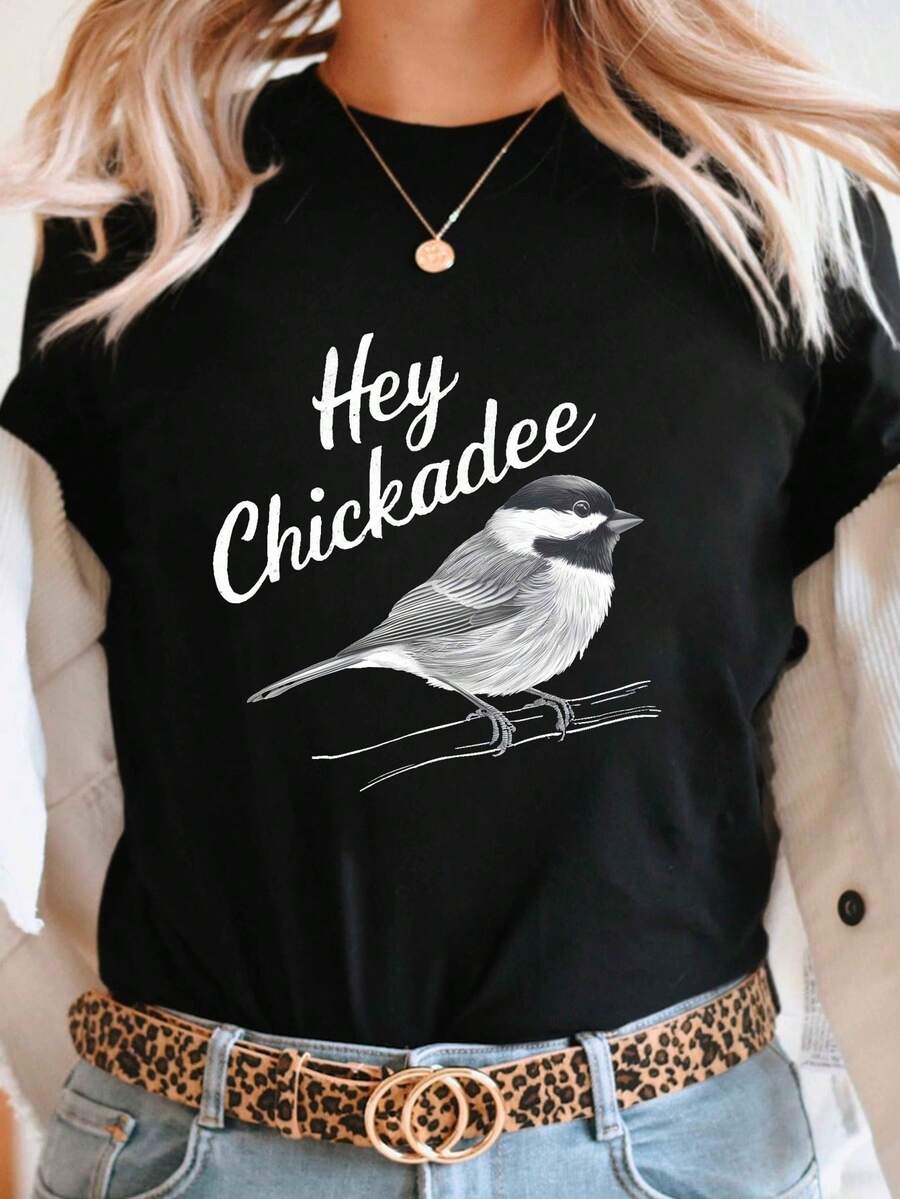 Hey Chickadee Imprimir camiseta, manga corta cuello de tripulación top casual para verano y primavera, ropa de mujer