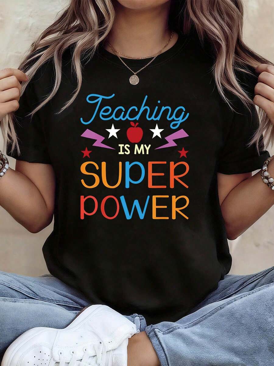 "La enseñanza es mi superpoder" - Camiseta de mujer con estampado Apple Lightning, perfecta para excursiones y reuniones de profesores. Una camiseta de manga corta que encarna la pasión y el estilo cotidiano