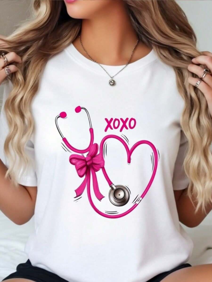 Camiseta de uniforme de enfermería para mujer - Diseño temático de estetoscopio de corazón y cinta rosa XOXO, 100% transpirable, blanca, corte holgado, cuello redondo, manga corta, ropa de trabajo casual lavable a máquina para profesionales de la salud, regalo ideal para enfermeras y médicos