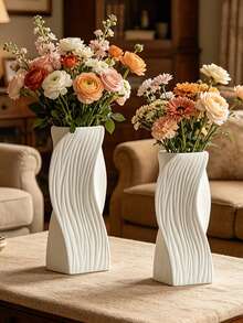 Weiße gewundene Vase, moderne wellige strukturierte Blumenvase. Es ist eine dekorative Vase, die sich für Wohnzimmer, Schlafzimmer und Büros eignet und als Tischzentrum und Dekoration für Wohnaccessoires dient. Diese minimalistische Blumenarrangement-Vase ist ideal für Dekorationen bei Hochzeiten, Partys und ländlichen Szenarien. - Verdrehte Vase - Übersicht 1