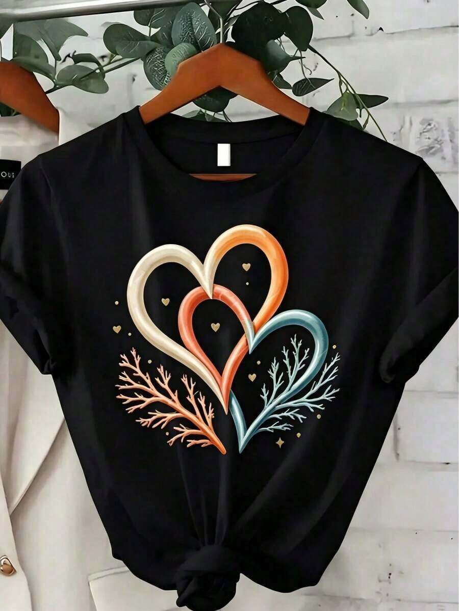 Camiseta de Gran Tamaño con Patrón Entrelazado en Forma de Corazón - Confeccionada con una Exquisita y Ligera Tela Blanca de Camiseta, Adornada con Coloridos Patrones de Corazones, la Opción Perfecta para Salidas Casuales de Verano - Corazones Naranjas, Verdes y Amarillo Claro Combinados con Impresionantes Patrones de Enredaderas y Detalles Dorados - Disponible en Tallas Grandes para Máxima Comodidad - Negro - Ver 1