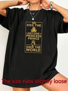 Camiseta negra para mujeres con un gráfico que dice 'Besar a la rana, convertirse en princesa, salvar el mundo' - Casual de manga corta, diseño de cuello redondo hecho de elástico, perfecto para la moda de verano, camiseta con tema princesa - Negro - Ver 2