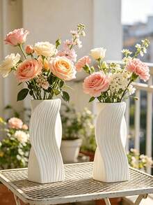 Weiße gewundene Vase, moderne wellige strukturierte Blumenvase. Es ist eine dekorative Vase, die sich für Wohnzimmer, Schlafzimmer und Büros eignet und als Tischzentrum und Dekoration für Wohnaccessoires dient. Diese minimalistische Blumenarrangement-Vase ist ideal für Dekorationen bei Hochzeiten, Partys und ländlichen Szenarien. - Verdrehte Vase - Übersicht 9