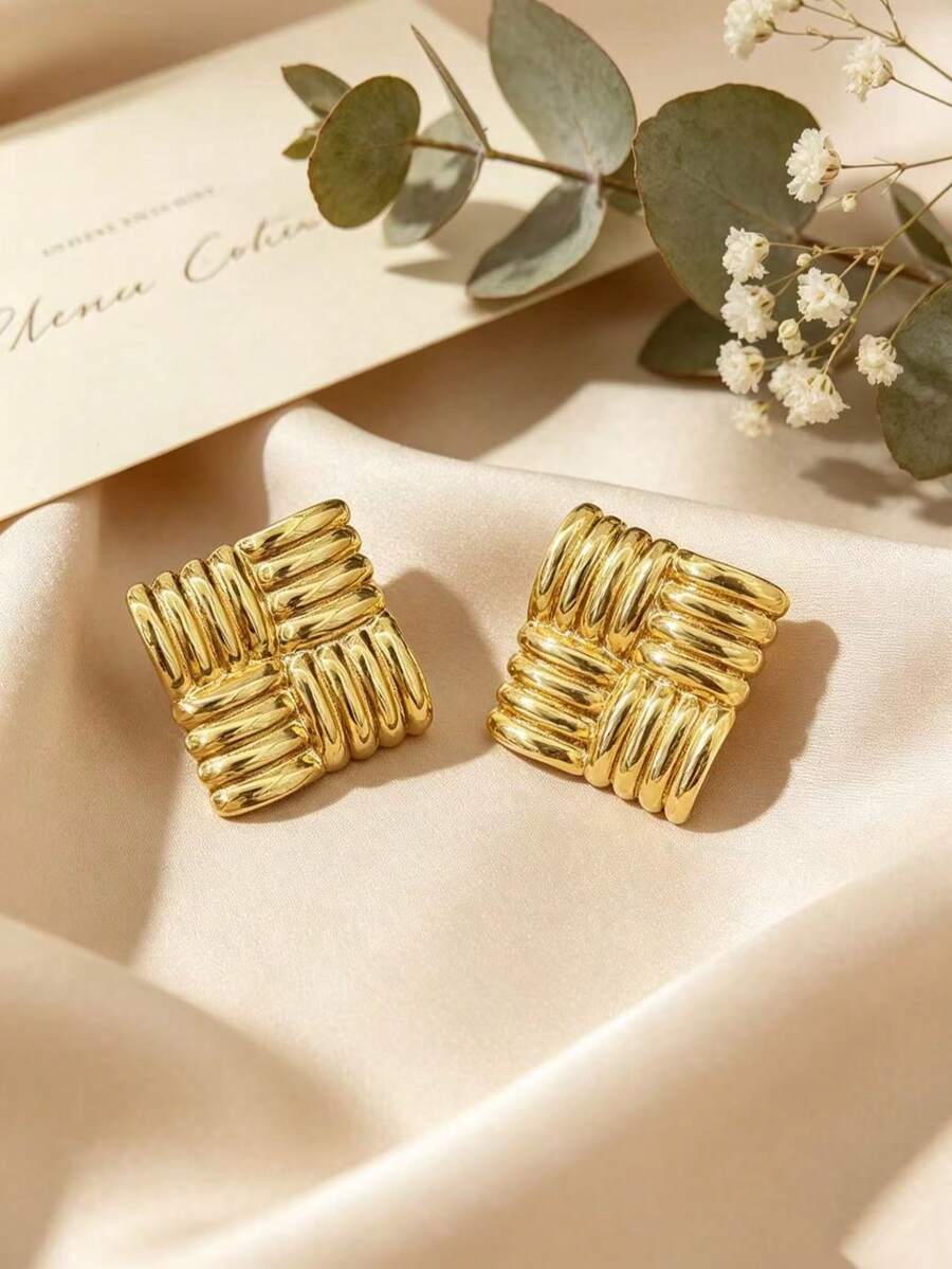 Đôi bông tai vuông kẻ sọc; Bông tai họa tiết hình học bất đối xứng; Bông tai nữ thanh lịch và tinh tế; Bông tai thép không gỉ mạ vàng 18K; Không chứa niken; Nhẹ và không gây dị ứng - Hoàn hảo cho đeo hàng ngày, đám cưới, tiệc tùng và trang phục thường ngày. - Nhiều màu - Xem 1