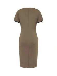 Este vestido midi ajustado combina elegancia y estilo casual para el verano.Cuenta con cuello redondo, manga corta y un diseño de bloques de color azul y negro que favorece la silueta.El detalle de abertura en la falda añade movimiento y sofisticación, mientras que la tela elástica y cómoda se adapta perfectamente al cuerpo.Ideal para looks de oficina, salidas o eventos semi-formales. - Multicolor - Ver 4