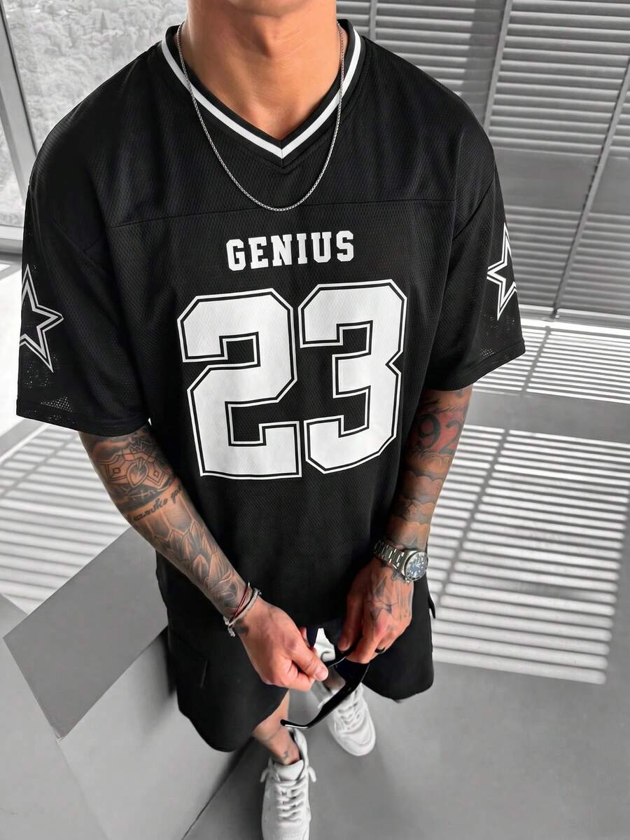 FRACTYR 男士夏季休闲街头风网眼V领“GENIUS 23”印花宽松拼接短袖T恤 | 必备街头风单品 | V领T恤 | 黑白撞色领口,透气舒适,适合夏季穿着 - 黑色 - 查看 1
