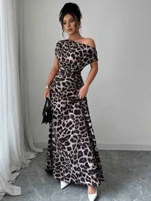 Vestido de mujer con estampado minimalista, hombro asimétrico y talle fruncido - Marrón - Ver 5